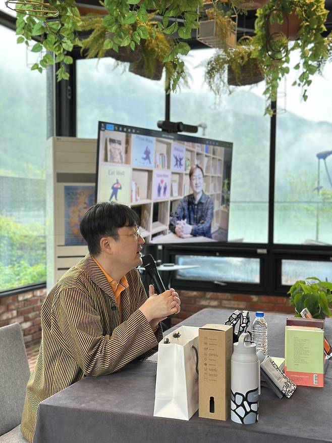 책표지에 맞춰 오렌지색 옷을 입은 오은 작가 / 사진=권효정 여행+ 기자