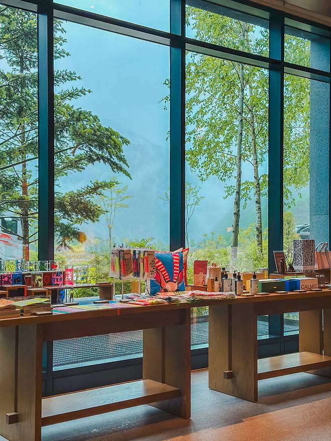 ​소품을 전시하고 판매하는 로비 / 사진=권효정 여행+ 기자