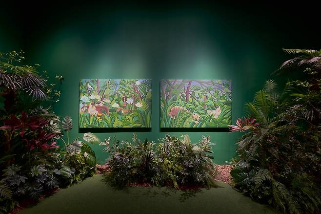 ‘도도새 작가’로 불리는 김선우 작가의 신작 회화가 롯데뮤지엄에 전시돼 있는 모습. 롯데문화재단