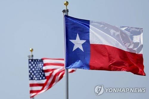 텍사스 주깃발과 미국 국기. AFP 연합