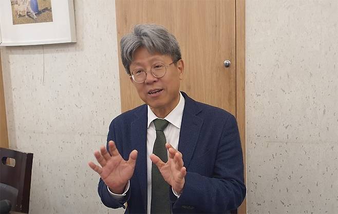 박장현 한국천문연구원 원장이 10일 기자회견에서 향후 천문연 주요 과제를 설명하고 있다. [사진=한국천문연구원]