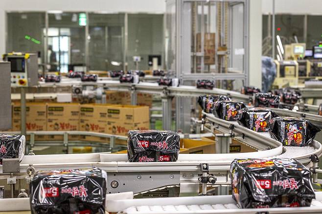 삼양식품 밀양2공장 외포장실 모습.  삼양식품