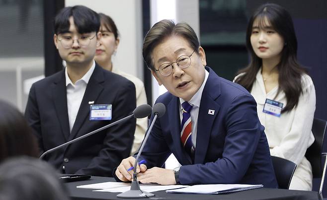 이재명 대통령이 11일 오전 서울 영등포구 여의도 한국거래소(KRX)에서 열린 '불공정 거래 근절을 위한 시장감시본부 실무 직원들과 현장 간담회'에서 모두발언을 하고 있다. 김호영 기자