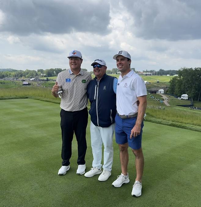 현지시간으로 10일 연습 라운드를 소화하던 중 TPC 슈가로프에서 함께 연습하는 윌 챈들러 등과 기념 촬영을 하고 있는 임성재(왼쪽). 임정우 기자