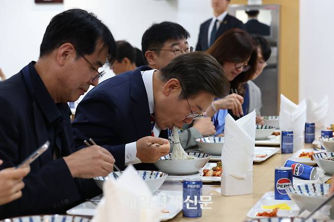 이재명 대통령이 11일 낮 서울 용산 대통령실 기자식당에서 기자단과 식사를 하고 있다.    2025.06.11 [대통령실사진기자단 김호영 기자]