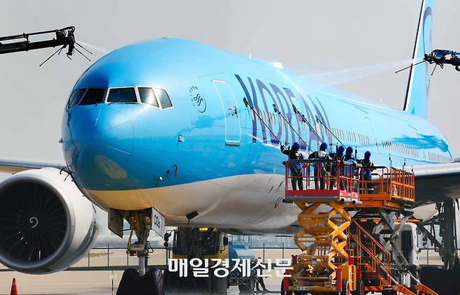 24일 인천국제공항에 위치한 대한항공 정비 격납고에서 관계자들이 봄맞이 항공기 동체 세척을 하고 있다. 2025.4.24 [한주형 기자]
