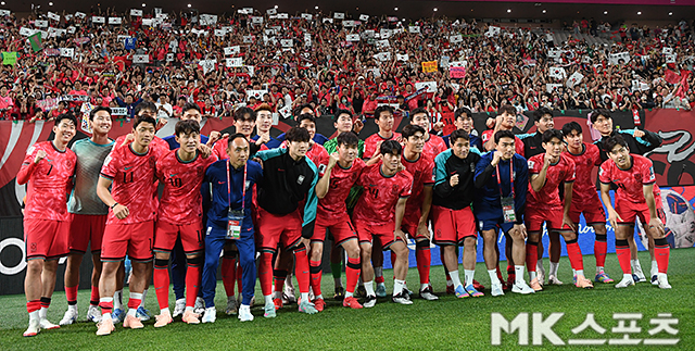 공식 서포터스 ‘붉은악마’와 2026 북중미 월드컵 본선 진출을 자축하는 홍명보호. 사진(상암 서울)=천정환 기자