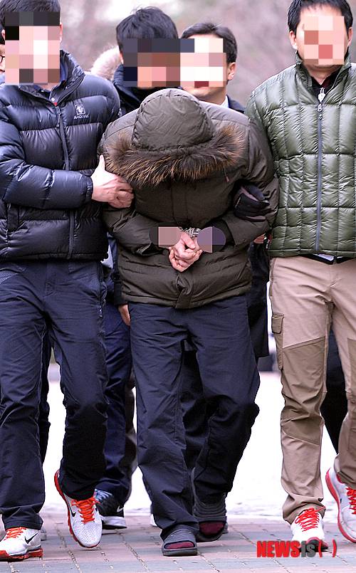 2015년 1월13일 오전 서울 서초동 한 아파트에서 '서초 세모녀 살인사건' 피의자인 가장 강모(48)씨가 현장검증을 하기 위해 자신의 아파트로 들어서고 있다.  /사진=뉴시스