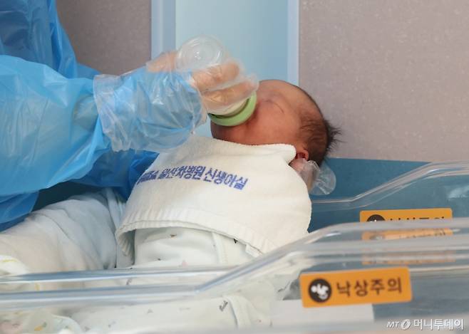 [고양=뉴시스] 전진환 기자 = 통계청이 28일 발표한 '2025년 3월 인구동향'에 따르면, 올해 1~3월 출생아 수는 6만5022명으로 지난해 같은 기간(6만568명)보다 4451명(7.4%) 늘었다. 이는 2022년 1분기(6만8339명) 이후 최대치다. 특히 이 출생아수 증가율(7.4%)은 1981년 관련 통계 작성 이래 가장 높은 수준(1분기 기준)이다.   혼인 증가 및 결혼·출산에 대한 긍정적 인식 변화 등이 출생 반등 흐름을 견인한 것으로 풀이된다. 이날 경기도 고양시 CHA의과학대학교 일산차병원 신생아실에서 간호사가 신생아들을 돌보고 있다. 있다. 2025.05.27.