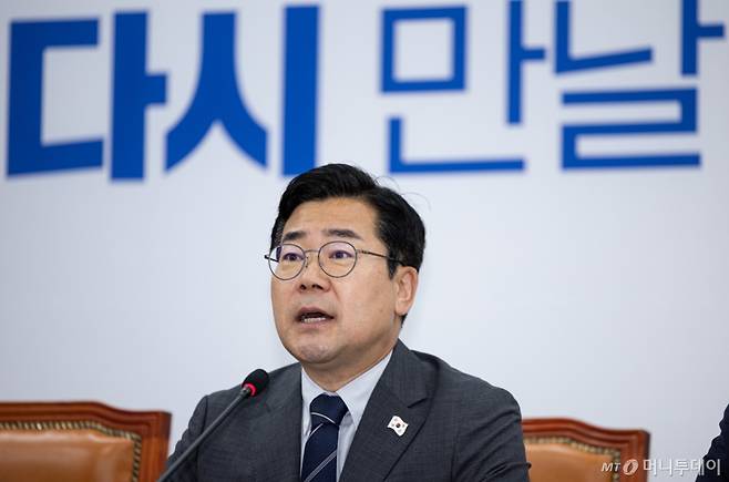 박찬대 더불어민주당 대표 직무대행 겸 원내대표가?10일 오전 서울 여의도 국회에서 열린 원내대책회의에서 발언을 하고 있다. /사진=뉴스1