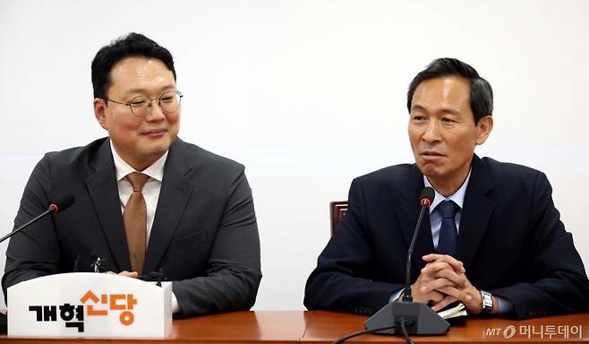 [서울=뉴시스] 조성봉 기자= 우상호 대통령실 정무수석이 11일 오후 서울 여의도 국회에서 천하람 원내대표 겸 당대표 권한대행을 예방하고 있다. 2025.06.11.