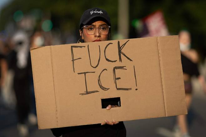 10일(현지시간) 일리노이주 시카고에서 이민자 권리를 옹호하는 시위자가 거리행진에 참여하며 '엿먹어라, ICE(이민세관단속국)'라고 적힌 팻말을 들고 있다./AFPBBNews=뉴스1