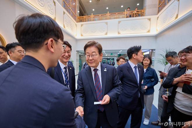 (서울=뉴스1) 허경 기자 = 이재명 대통령이 10일 서울 용산구 대통령실 청사에서 점심 식사를 한 후 출입기자들과 인사하고 있다. (대통령실 제공. 재판매 및 DB 금지) 2025.6.10/뉴스1  Copyright (C) 뉴스1. All rights reserved. 무단 전재 및 재배포,  AI학습 이용 금지. /사진=(서울=뉴스1) 허경 기자