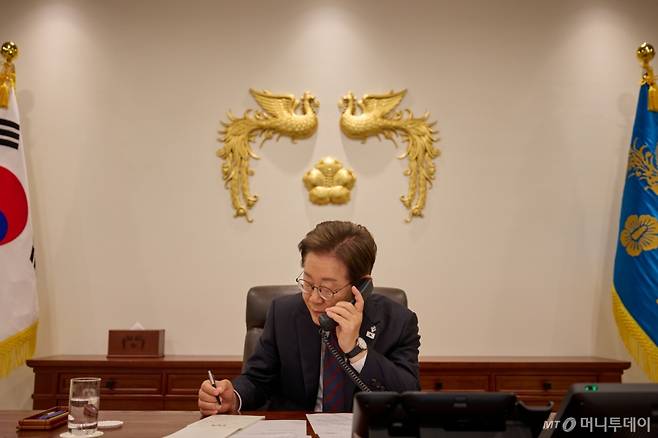(서울=뉴스1) 허경 기자 = 이재명 대통령이 10일 서울 용산구 대통령실 청사 집무실에서 시진핑 중국 국가주석과 전화 통화를 하고 있다. (대통령실 제공. 재판매 및 DB 금지) 2025.6.10/뉴스1  Copyright (C) 뉴스1. All rights reserved. 무단 전재 및 재배포,  AI학습 이용 금지. /사진=(서울=뉴스1) 허경 기자