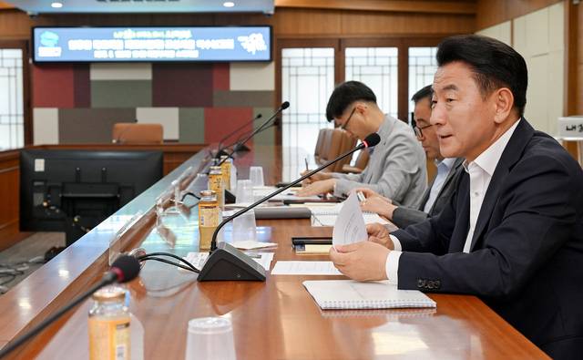 김동근 의정부시장이 지난 10일 시청 소회의실에서 열린 '현충탑 메모리얼 파크 조성사업 기본 및 실시설계 용역 착수회'에 참석해 회의흫 주재하고 관련 발언을 하고 있다. /사진제공=의정부시