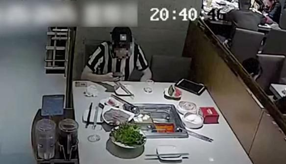 중국 상하이 한 훠궈식당에서 직접 잡은 바퀴벌레를 직접 넣은 뒤 공갈·협박을 통해 금전적 이득을 취한 남성이 식사하고 있다. 펑파이신문·뉴시스