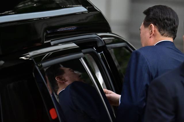 ‘내란 혐의’ 6차 공판 마치고…  : 윤석열 전 대통령이 9일 서울 서초구 서초동 서울중앙지법에서 열린 내란 우두머리 혐의 및 직권남용 권리행사 방해 혐의 사건 6차 공판을 마친 후 차량에 탑승하고 있다.  사진공동취재단