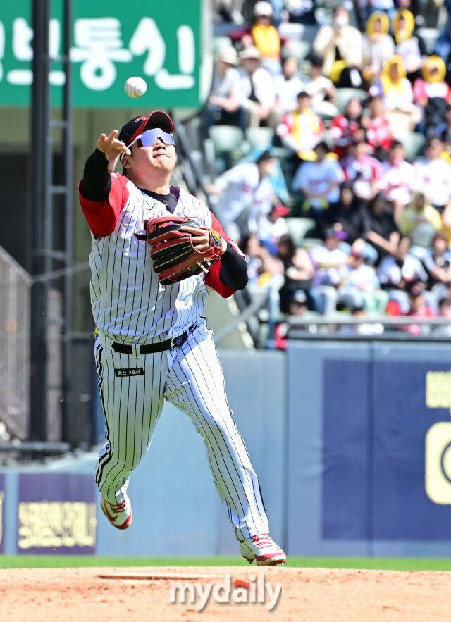 LG 문보경이 3회초 조영우의 내야 땅볼을 잡아 1루로 송구하고 있다./마이데일리