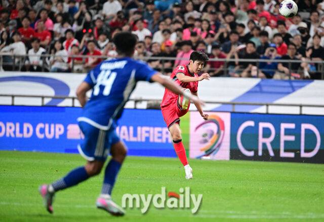10일 오후 서울 상암동 서울월드컵경기장에서 2026 국제축구연맹(FIFA) 북중미 월드컵 아시아지역 3차 에선 대한민국과 쿠웨이트의 경기가 열렸다. 이강인이 크로스를 올리고 있다./사진 = 유진형 기자