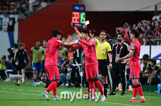 10일 오후 서울 상암동 서울월드컵경기장에서 2026 국제축구연맹(FIFA) 북중미 월드컵 아시아지역 3차 에선 대한민국과 쿠웨이트의 경기가 열렸다. 손흥민이 후반전 교체 투입되고 있다./사진 = 유진형 기자