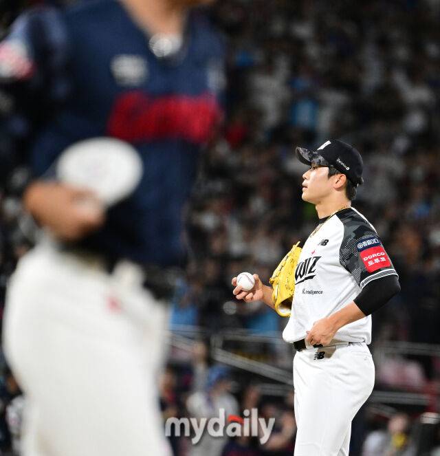 2025년 6월 11일 오후 경기도 수원시 KT위즈파크에서 '2025 신한 SOL뱅크 KBO 리그' 롯데 자이언츠와 KT위즈의 경기가 열렸다. KT 박영현이 8회말 2사 만루서 롯데 고승민에게 밀어내기 볼넷 실점을 하고 있다./마이데일리