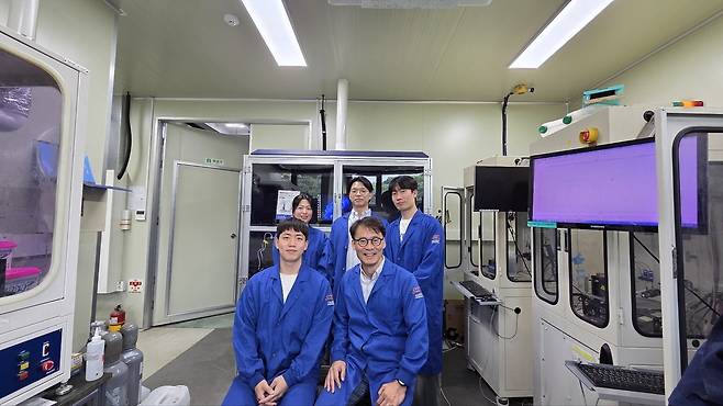 이번 연구를 수행한 공동연구진. 박지수(앞줄 왼쪽부터 시계방향) KAIST 박사과정, 김희탁 KAIST 교수, 오은택 KAIST 박사과정, 두기수 한국에너지기술연구원 박사, 석경화 KAIST 박사과정.[KAIST 제공]