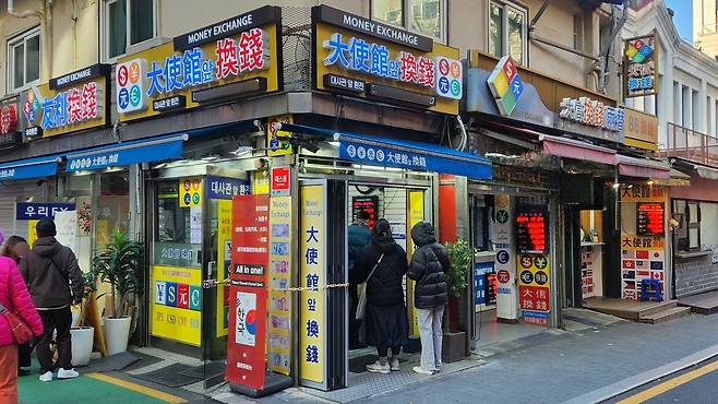 서울 중구 명동의 한 가상화폐 환전소 직원들이 보이스피싱에 연루된 혐의를 받고 재판에 넘겨졌다. 헤럴드경제는 이들 직원이 피고인으로 출석한 12시간의 국민참여재판을 직접 보며 취재했다. 사진은 명동의 한 사설 환전소(기사 내용과 관련없음) [정호원·안세연 기자]