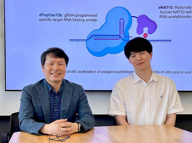 KAIST 생명과학과의 허원도(왼쪽) 석좌교수와 유지환 박사과정생  [KAIST 제공]