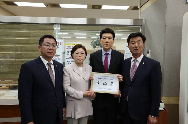 11일 이강덕 포항시장을 비롯해 김일만 포항시의회 의장, 김정재·이상휘 국회의원은 서울 서초동 대법원을 방문해 지난달 대구고등법원의 항소심 판결에 대한 유감을 표명하고 포항 시민들의 간절한 염원을 담은 호소문을 제출했다.[포항시 제공]