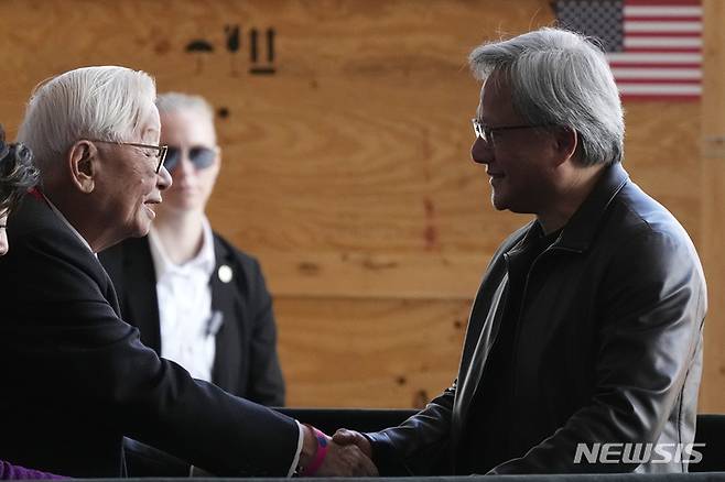 [피닉스=AP/뉴시스]모리스 창(사진 왼쪽) TSMC 창업자가  미국 애리조나주 피닉스에서 건설 중인 TSMC 시설에서 젠슨황 엔비디아 CEO와 만나 악수하고 있다. 2022. 12. 6. photo@newsis.com