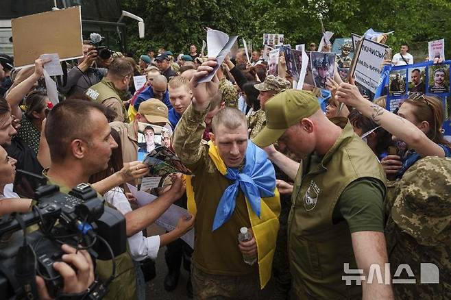 [체르느히우=AP/뉴시스] 9일(현지 시간) 우크라이나 체르느히우에서 러시아와의 포로 교환으로 석방된 한 우크라이나 군인들이 이동하는 모습. 2025.06.10.</font></font>