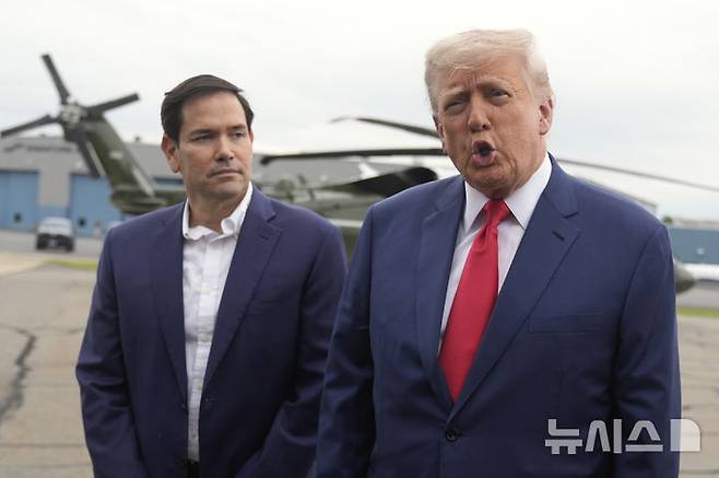 [모리스타운=AP/뉴시스]마코 루비오 미국 국무장관이 지난 8일(현지 시간) 뉴저지주 모리스타운 공항에서 도널드 트럼프 대통령이 발언하는 모습을 지켜보고 있다. 2025.06.11.