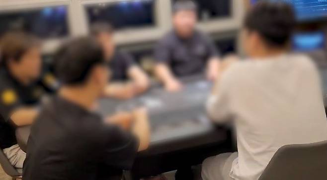 불법 홀덤펍을 단속하는 경찰.(사진=세종남부경찰서 제공) *재판매 및 DB 금지