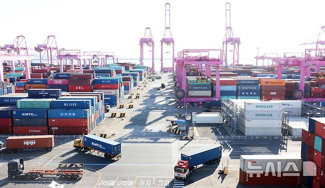 [인천=뉴시스] 전진환 기자 =인천 연수구 인천신항 컨테이너 터미널에 컨테이너가 쌓여 있다.  2025.01.02. amin2@newsis.com