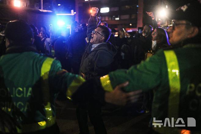 [보고타=AP/뉴시스] 콜롬비아 보고타에서 선거 유세 중 총격을 당한 콜롬비아 상원의원 겸 야당 대선 후보 미겔 우리베 투르바이가 치료를 받고 있는 산타페 병원 앞에서 시민들이 6월8일 시위를 벌이고 있다. 2025.06.11.