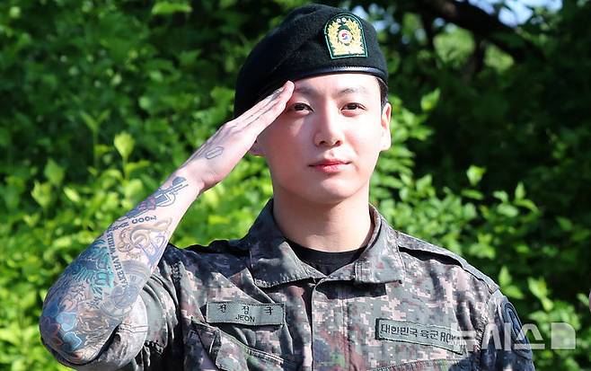 [연천=뉴시스] 김혜진 기자 = 군 복무를 마친 방탄소년단 정국이 11일 오전 경기도 연천군의 한 부대 인근에서 전역인사를 하고 있다. 2025.06.11. jini@newsis.com