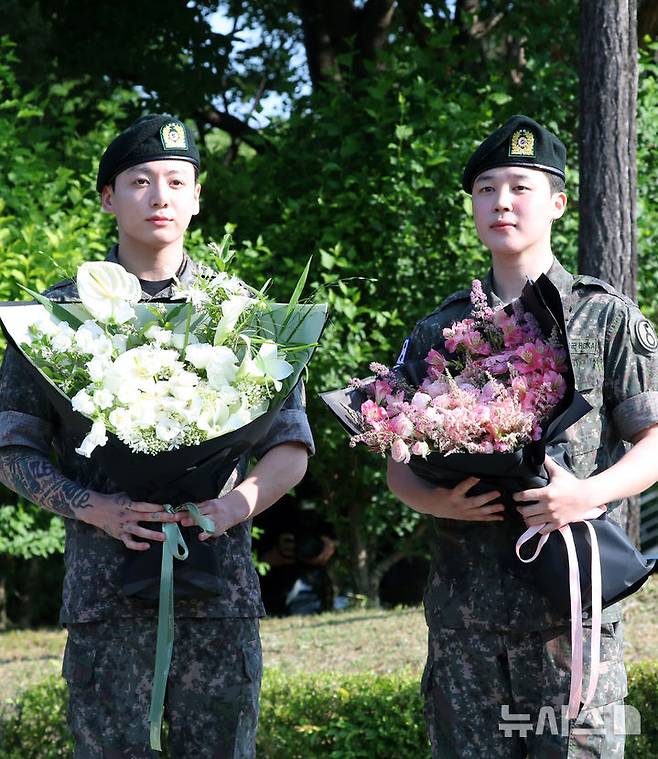 [연천=뉴시스] 김혜진 기자 = 군 복무를 마친 방탄소년단 정국(왼쪽), 지민이 11일 오전 경기도 연천군의 한 부대 인근에서 전역인사를 하고 있다. 2025.06.11. jini@newsis.com