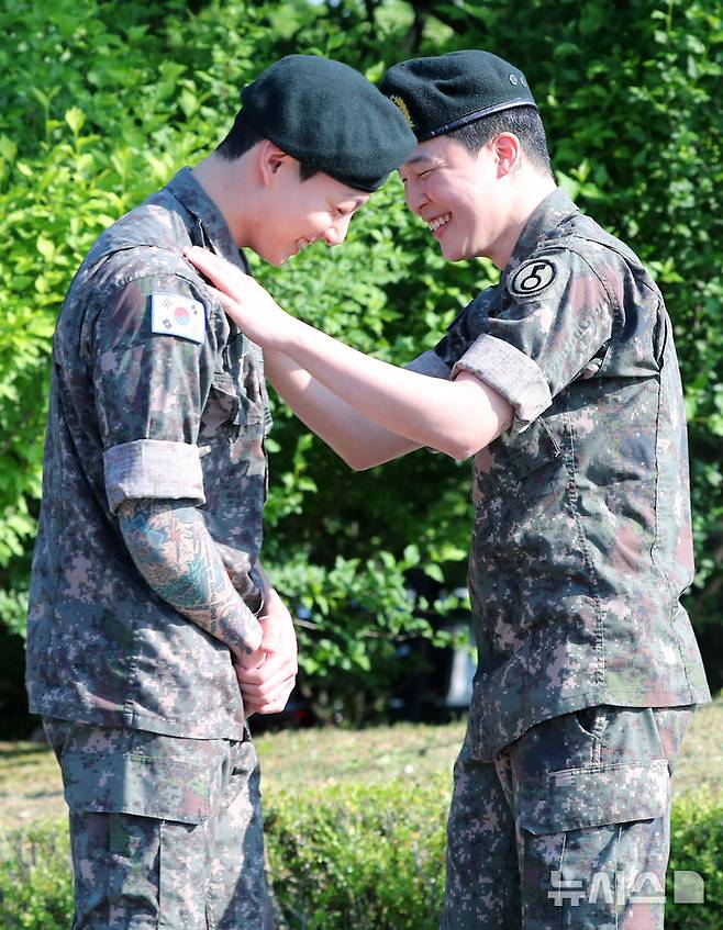 [연천=뉴시스] 김혜진 기자 = 군 복무를 마친 방탄소년단 정국, 지민이 11일 오전 경기도 연천군의 한 부대 인근에서 전역인사를 하고 있다. 2025.06.11. jini@newsis.com