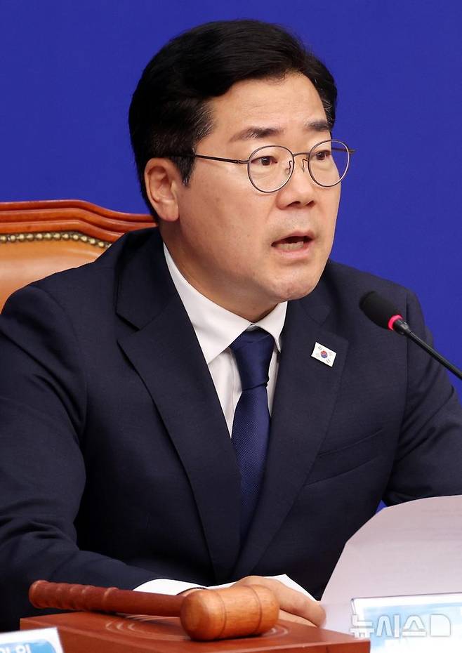 [서울=뉴시스] 조성봉 기자= 박찬대 더불어민주당 당대표 직무대행 겸 원내대표가 지난 9일 오전 서울 여의도 국회에서 열린 최고위원회의에서 발언을 하고 있다. 2025.06.09. suncho21@newsis.com