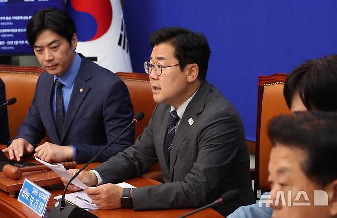 [서울=뉴시스] 조성봉 기자 = 박찬대 더불어민주당 당대표 직무대행 겸 원내대표가 11일 오전 서울 여의도 국회에서 열린 최고위원회의에서 발언을 하고 있다. 2025.06.11. suncho21@newsis.com