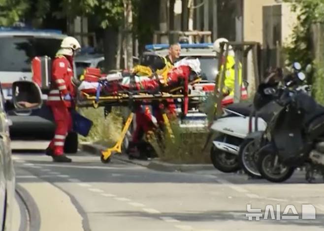 <font style="vertical-align: inherit;"><font style="vertical-align: inherit;">[그라츠=AP/뉴시스] 10일(현지 시간) 오스트리아 그라츠의 한 고등학교에서 총기 난사 사건이 발생해 구조대원들이 부상자를 이송하고 있다. 2025.06.11.</font></font>