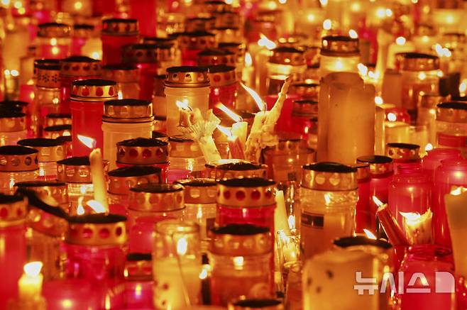 [그라츠=AP/뉴시스] 10일(현지 시간) 오스트리아 그라츠의 한 고등학교에서 총기 난사 사건이 발생한 가운데 시내 중앙 광장에 희생자들을 위한 촛불이 켜져 있다. 2025.06.11.