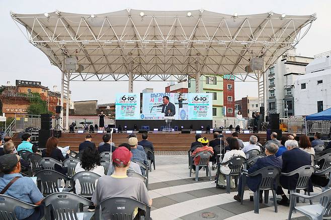 [창원=뉴시스] 강경국 기자 = 제38주년 6·10민주항쟁 기념식 및 시민문화제가 10일 경남 창원시 마산합포구 오동동 문화광장에서 개최된 가운데 장금용 창원시장 권한대행이 인사말을 하고 있다. (사진=창원시청 제공). 2025.06.11. photo@newsis.com *재판매 및 DB 금지