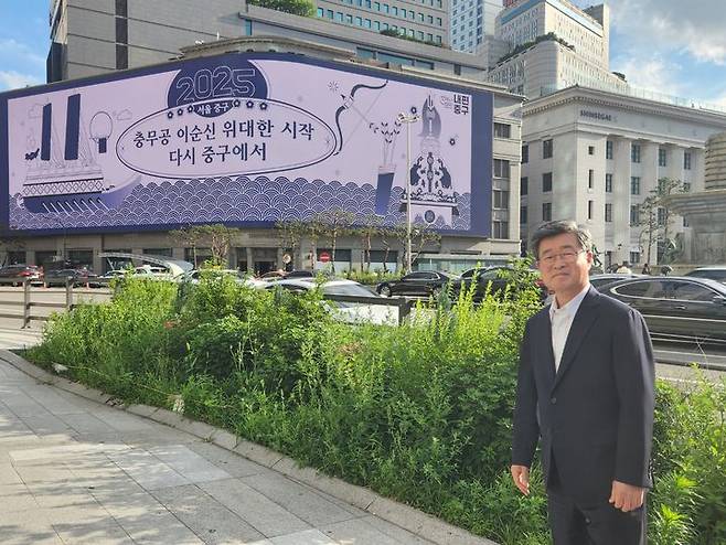 [서울=뉴시스] 고가혜 기자=명동스퀘어 미디어아트 앞에 선 김길성 중구청장. 2025.06.11 gahye_k@newsis.com *재판매 및 DB 금지