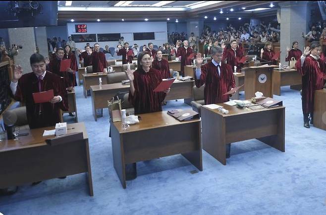 [파사이=AP/뉴시스] 필리핀 상원의원들이 10일 필리핀 파사이시에서 열린 사라 두테르테 대통령에 대한 탄핵 심판의 배심원으로 선서를 하고 있다. 2025.06.11. *재판매 및 DB 금지