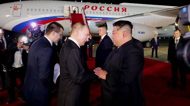 [서울=뉴시스] 김정은 북한 국무위원장이 지난해 6월19일 평양 국제공항에서 평양 방문일정을 마친 블라디마르 푸틴 러시아 대통령을 환송하고 있다. (사진=조선중앙TV 갈무리)  *재판매 및 DB 금지