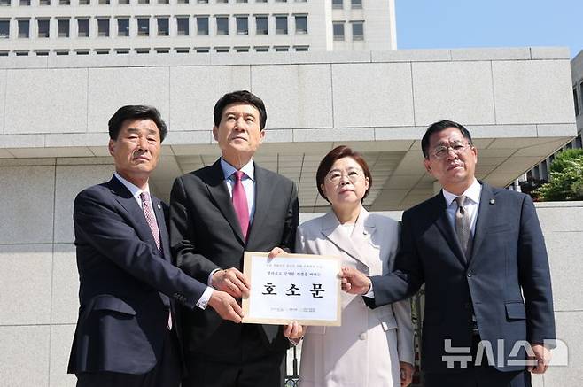 [포항=뉴시스] 송종욱 기자 = 경북 포항 시민이 지진 피해 손해 배상 상고심의 정의로운 판결을 촉구하는 호소문을 대법원에 전달했다. 사진은 11일 김일만(왼쪽부터) 포항시의회 의장, 이강덕 포항시장, 김정재·이상휘 국회의원이 서울 서초동 대법원에서 호소문을 전달하기 앞서 대법원에서 사진 촬영 모습. (사진=포항시 제공) 2025.06.11. photo@newsis.com