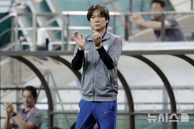 [서울=뉴시스] 최동준 기자 = 지난 10일 서울 마포구 서울월드컵경기장에서 열린 2026 국제축구연맹(FIFA) 북중미월드컵 아시아 3차 예선 한국과 쿠웨이트의 경기, 홍명보 감독이 선수들을 격려하고 있다. 2025.06.10. photocdj@newsis.com