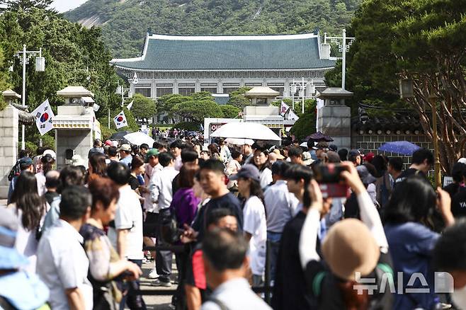 [서울=뉴시스] 김근수 기자 = 이재명 대통령이 대통령 집무실을 다시 청와대로 이전할 방침인 가운데 8일 서울 종로구 청와대에서 시민들이 관람하기 위해 줄 서 있다. 2025.06.08. ks@newsis.com