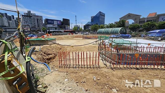 [광주=뉴시스] 이영주 기자 =  광주 도시철도 2호선 공사 과정에서 상무역에 설치된 환풍구(사진 왼쪽)가 설계도면을 벗어나 관제 센터 설계 위치를 침범, 관제 센터 착공이 4개월 가까이 이뤄지지 않는 등 2호선 준공 일정 지연이 우려되고 있다. (사진 = 독자 제공) 2025.06.11. photo@newsis.com